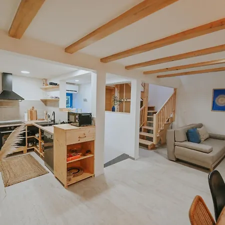 Stone House Zrinski Entire 62 M2 شقة *
